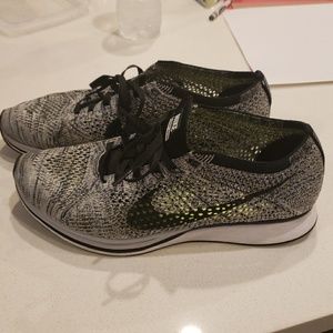 Nike Men's Flyknit Racers / Gray + White